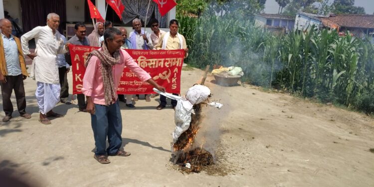रसोई गैस किल्लत सहित अन्य मांगों को लेकर विरोध प्रकट कर प्रधानमंत्री का पुतला दहन किया।