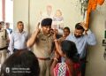 किशनगंज, बिहार – नन्हें मुन्ने बच्चों के बीच डीएम-एसपी ने दिया समय, बहनों ने टीका लगाकर किया सैल्यूट