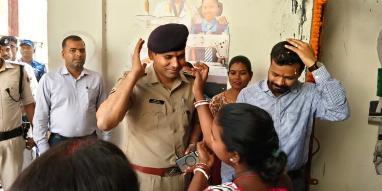 किशनगंज, बिहार – नन्हें मुन्ने बच्चों के बीच डीएम-एसपी ने दिया समय, बहनों ने टीका लगाकर किया सैल्यूट