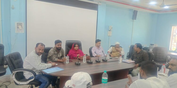 पलासी में मुखिया संघ की बैठक, योजनाओं की धीमी प्रगति पर जताई नाराजगी