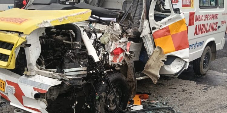 जोकीहाट–बहादुरगंज मार्ग पर टोल टैक्स के समीप एंबुलेंस हुई दुर्घटना ग्रस्त, व EMT घायल