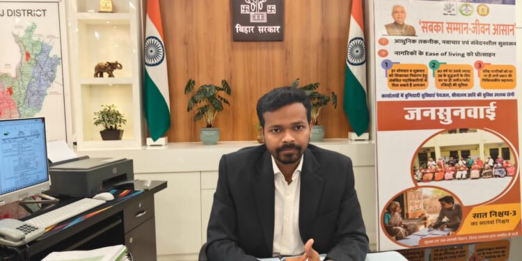 किशनगंज, बिहार-पोस्टमार्टम रिपोर्ट डिजिटलीकरण प्रोग्रेस की डीएम ने की समीक्षा