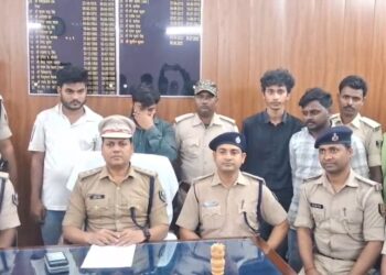 डुमरिया में फर्जी आधार कार्ड बनाने वाले गिरोह का भंडाफोड़, दो गिरफ्तार