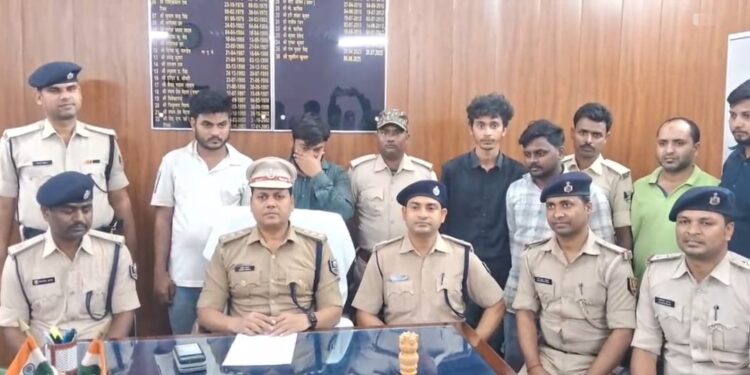 डुमरिया में फर्जी आधार कार्ड बनाने वाले गिरोह का भंडाफोड़, दो गिरफ्तार