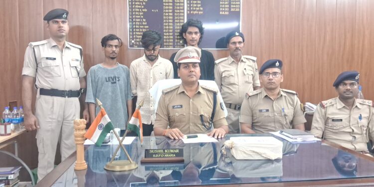 अररिया – नशा तस्करों पर कड़ा प्रहार: अररिया पुलिस ने स्मैक के साथ तीन को दबोचा, वाहन भी जब्त