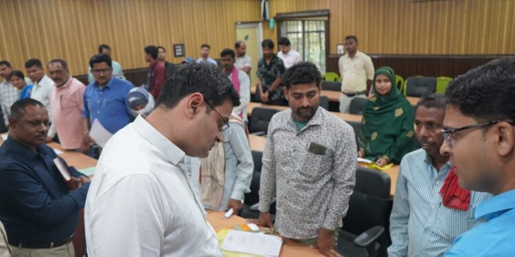 जनता दरबार में 24 मामलों की सुनवाई, डीएम ने कई आवेदनों का किया त्वरित निष्पादन