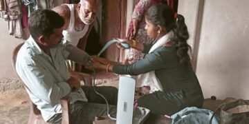 “चिकित्सा आपके द्वार” बनी मिसाल: अररिया में घर-घर स्वास्थ्य जांच की अनोखी पहल