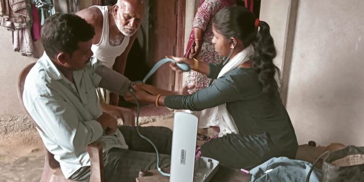 “चिकित्सा आपके द्वार” बनी मिसाल: अररिया में घर-घर स्वास्थ्य जांच की अनोखी पहल