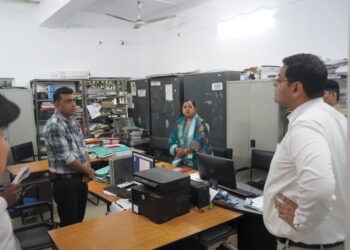 समाहरणालय के विभिन्न कार्यालयों का जिलाधिकारी ने किया का औचक निरीक्षण