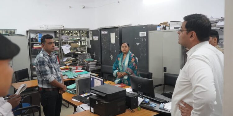 समाहरणालय के विभिन्न कार्यालयों का जिलाधिकारी ने किया का औचक निरीक्षण
