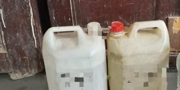 अवैध शराब के खिलाफ पुलिस की कार्रवाई, 10 लीटर देशी शराब बरामद