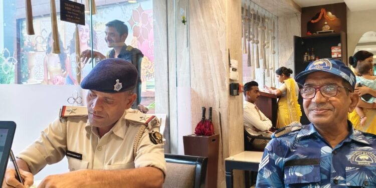 ज्वेलरी दुकानों का पुलिस ने किया निरीक्षण, सुरक्षा व्यवस्था का लिया जायजा