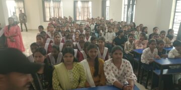 जब सांसद बने शिक्षक, कविता में पढ़ाए पाठ… तालियों से गूंज उठा पूरा हॉल। रानीगंज, अररिया में दिखा अनोखा अंदाज