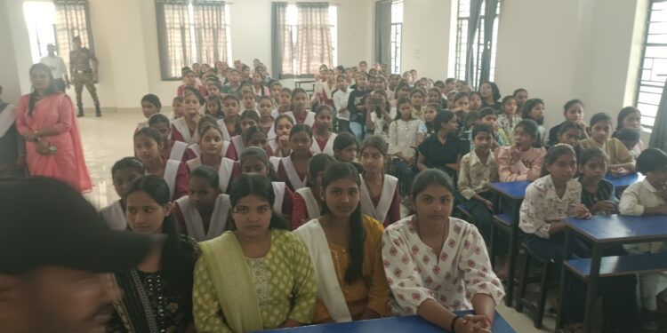 जब सांसद बने शिक्षक, कविता में पढ़ाए पाठ… तालियों से गूंज उठा पूरा हॉल। रानीगंज, अररिया में दिखा अनोखा अंदाज