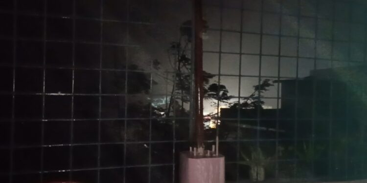 अररिया – तेज आंधी-तूफान से अररिया में तबाही, कई घरों के छप्पर उड़े, पेड़ गिरे