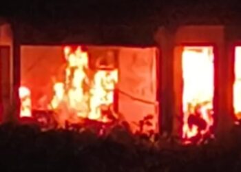 कुर्साकाटा – PHC मेडिकल स्टोर में भीषण अगलगी, लाखों की दवाइयां और कागजात जलकर राख