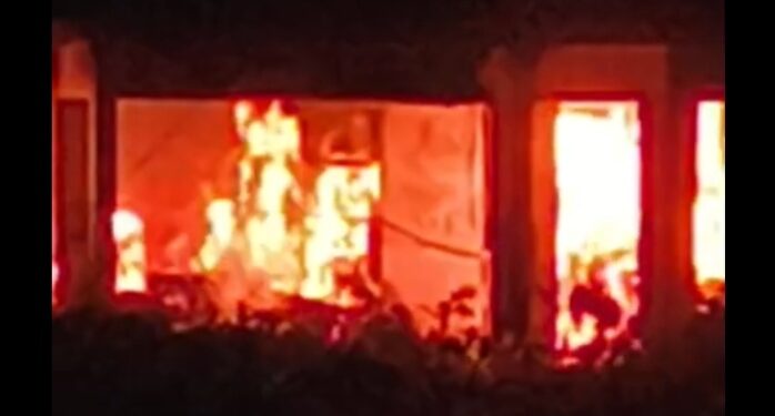 कुर्साकाटा – PHC मेडिकल स्टोर में भीषण अगलगी, लाखों की दवाइयां और कागजात जलकर राख