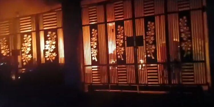 रानीगंज – गीतवास में भीषण अगलगी, लाखों की संपत्ति जलकर राख