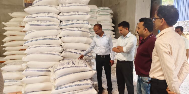 किशनगंज, बिहार -आवश्यक वस्तुओं के मूल्य नियंत्रण पर प्रशासन की पैनी नज़र, औचक निरीक्षण