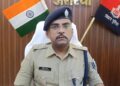 अररिया – पलासमनी दुष्कर्म मामले में तीन आरोपी गिरफ्तार, एक फरार; पुलिस की छापेमारी जारी नजरिया न्यूज़, अररिया  अररिया जिले के सिकटी थाना क्षेत्र के पलासमनी गांव में हुए दुष्कर्म मामले में पुलिस ने त्वरित कार्रवाई करते हुए तीन आरोपियों को गिरफ्तार कर लिया है, जबकि एक आरोपी अब भी फरार है।  पुलिस अधीक्षक कार्यालय द्वारा जारी प्रेस विज्ञप्ति के अनुसार, घटना 25 मार्च 2026 की है, जिसकी शिकायत 3 अप्रैल को पीड़िता की मां ने दर्ज कराई।  प्राप्त जानकारी के अनुसार, पीड़िता शौच के लिए घर से बाहर गई थी। इसी दौरान गांव के चार युवकों ने उसे जबरन पकड़ लिया और मुंह में कपड़ा ठूंसकर खेत में ले जाकर सामूहिक दुष्कर्म किया। आरोप है कि एक आरोपी ने घटना का वीडियो भी बनाया और उसे वायरल करने की धमकी दी, जिससे पीड़िता भयभीत रही।  मामले की गंभीरता को देखते हुए सिकटी थाना में कांड संख्या 15/26 के तहत भारतीय न्याय संहिता (बीएनएस) 2023 की संबंधित धाराओं तथा पॉक्सो एक्ट 2012 के तहत प्राथमिकी दर्ज की गई है। पुलिस अधीक्षक के निर्देश पर विशेष टीम का गठन कर कार्रवाई शुरू की गई।  तकनीकी अनुसंधान और गुप्त सूचना के आधार पर पुलिस ने भारत-नेपाल सीमा के पास संदपोखरा क्षेत्र से तीन आरोपियों—दीपक कुमार पासवान, रामविलास पासवान और तिलानंद पासवान—को गिरफ्तार कर लिया। सभी आरोपी पलासमनी गांव के निवासी बताए जा रहे हैं।  घटना में शामिल एक अन्य आरोपी, लालमोहन पासवान, अभी फरार है। उसकी गिरफ्तारी के लिए पुलिस लगातार छापेमारी कर रही है और जल्द ही उसे पकड़ने का दावा किया गया है।  पुलिस का कहना है कि मामले की जांच जारी है और दोषियों को कड़ी सजा दिलाने के लिए हर संभव कदम उठाए जाएंगे।