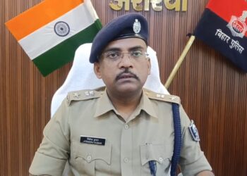 अररिया – पलासमनी दुष्कर्म मामले में तीन आरोपी गिरफ्तार, एक फरार; पुलिस की छापेमारी जारी नजरिया न्यूज़, अररिया  अररिया जिले के सिकटी थाना क्षेत्र के पलासमनी गांव में हुए दुष्कर्म मामले में पुलिस ने त्वरित कार्रवाई करते हुए तीन आरोपियों को गिरफ्तार कर लिया है, जबकि एक आरोपी अब भी फरार है।  पुलिस अधीक्षक कार्यालय द्वारा जारी प्रेस विज्ञप्ति के अनुसार, घटना 25 मार्च 2026 की है, जिसकी शिकायत 3 अप्रैल को पीड़िता की मां ने दर्ज कराई।  प्राप्त जानकारी के अनुसार, पीड़िता शौच के लिए घर से बाहर गई थी। इसी दौरान गांव के चार युवकों ने उसे जबरन पकड़ लिया और मुंह में कपड़ा ठूंसकर खेत में ले जाकर सामूहिक दुष्कर्म किया। आरोप है कि एक आरोपी ने घटना का वीडियो भी बनाया और उसे वायरल करने की धमकी दी, जिससे पीड़िता भयभीत रही।  मामले की गंभीरता को देखते हुए सिकटी थाना में कांड संख्या 15/26 के तहत भारतीय न्याय संहिता (बीएनएस) 2023 की संबंधित धाराओं तथा पॉक्सो एक्ट 2012 के तहत प्राथमिकी दर्ज की गई है। पुलिस अधीक्षक के निर्देश पर विशेष टीम का गठन कर कार्रवाई शुरू की गई।  तकनीकी अनुसंधान और गुप्त सूचना के आधार पर पुलिस ने भारत-नेपाल सीमा के पास संदपोखरा क्षेत्र से तीन आरोपियों—दीपक कुमार पासवान, रामविलास पासवान और तिलानंद पासवान—को गिरफ्तार कर लिया। सभी आरोपी पलासमनी गांव के निवासी बताए जा रहे हैं।  घटना में शामिल एक अन्य आरोपी, लालमोहन पासवान, अभी फरार है। उसकी गिरफ्तारी के लिए पुलिस लगातार छापेमारी कर रही है और जल्द ही उसे पकड़ने का दावा किया गया है।  पुलिस का कहना है कि मामले की जांच जारी है और दोषियों को कड़ी सजा दिलाने के लिए हर संभव कदम उठाए जाएंगे।