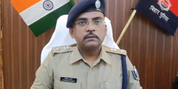 अररिया – पलासमनी दुष्कर्म मामले में तीन आरोपी गिरफ्तार, एक फरार; पुलिस की छापेमारी जारी नजरिया न्यूज़, अररिया  अररिया जिले के सिकटी थाना क्षेत्र के पलासमनी गांव में हुए दुष्कर्म मामले में पुलिस ने त्वरित कार्रवाई करते हुए तीन आरोपियों को गिरफ्तार कर लिया है, जबकि एक आरोपी अब भी फरार है।  पुलिस अधीक्षक कार्यालय द्वारा जारी प्रेस विज्ञप्ति के अनुसार, घटना 25 मार्च 2026 की है, जिसकी शिकायत 3 अप्रैल को पीड़िता की मां ने दर्ज कराई।  प्राप्त जानकारी के अनुसार, पीड़िता शौच के लिए घर से बाहर गई थी। इसी दौरान गांव के चार युवकों ने उसे जबरन पकड़ लिया और मुंह में कपड़ा ठूंसकर खेत में ले जाकर सामूहिक दुष्कर्म किया। आरोप है कि एक आरोपी ने घटना का वीडियो भी बनाया और उसे वायरल करने की धमकी दी, जिससे पीड़िता भयभीत रही।  मामले की गंभीरता को देखते हुए सिकटी थाना में कांड संख्या 15/26 के तहत भारतीय न्याय संहिता (बीएनएस) 2023 की संबंधित धाराओं तथा पॉक्सो एक्ट 2012 के तहत प्राथमिकी दर्ज की गई है। पुलिस अधीक्षक के निर्देश पर विशेष टीम का गठन कर कार्रवाई शुरू की गई।  तकनीकी अनुसंधान और गुप्त सूचना के आधार पर पुलिस ने भारत-नेपाल सीमा के पास संदपोखरा क्षेत्र से तीन आरोपियों—दीपक कुमार पासवान, रामविलास पासवान और तिलानंद पासवान—को गिरफ्तार कर लिया। सभी आरोपी पलासमनी गांव के निवासी बताए जा रहे हैं।  घटना में शामिल एक अन्य आरोपी, लालमोहन पासवान, अभी फरार है। उसकी गिरफ्तारी के लिए पुलिस लगातार छापेमारी कर रही है और जल्द ही उसे पकड़ने का दावा किया गया है।  पुलिस का कहना है कि मामले की जांच जारी है और दोषियों को कड़ी सजा दिलाने के लिए हर संभव कदम उठाए जाएंगे।
