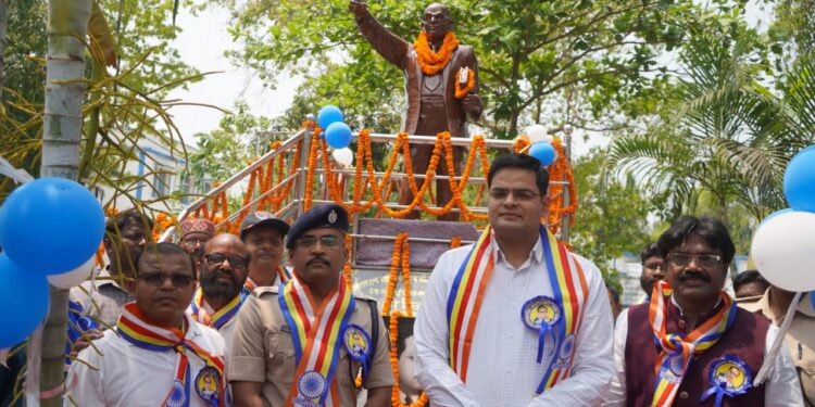 अररिया – बाबा साहेब की 135वीं जयंती पर जिलाधिकारी ने माल्यार्पण कर किया नमन, उनके बताए मार्ग पर चलने एवं शिक्षा को जीवन में अपनाने का दिया संदेश