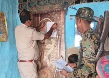 दरभंगा :- तिलकेश्वर थाना के दो फरार आरोपियों के घर इश्तेहार तामील, आत्मसमर्पण नहीं करने पर होगी कुर्की-जब्ती।