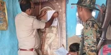 दरभंगा :- तिलकेश्वर थाना के दो फरार आरोपियों के घर इश्तेहार तामील, आत्मसमर्पण नहीं करने पर होगी कुर्की-जब्ती।