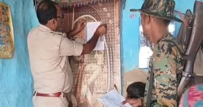 दरभंगा :- तिलकेश्वर थाना के दो फरार आरोपियों के घर इश्तेहार तामील, आत्मसमर्पण नहीं करने पर होगी कुर्की-जब्ती।