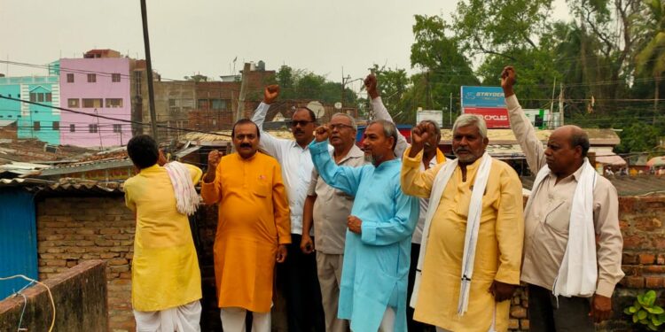भाकपा ने मजदूर दिवस पर झंडोत्तोलन किया