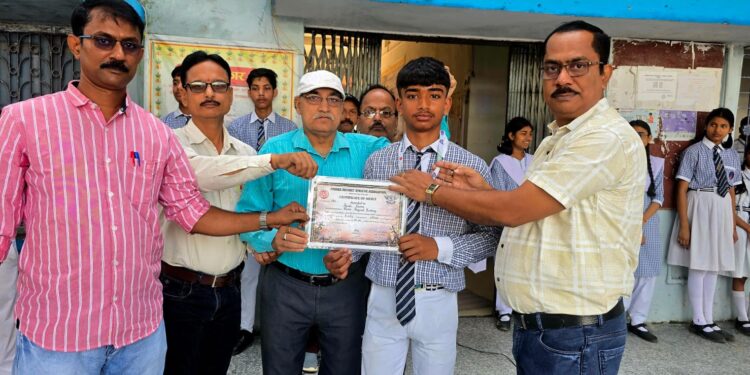 अररिया – अररिया : मोहिनी देवी मेमोरियल स्कूल अररिया आर एस के वर्ग 8 के छात्र आयुष कुमार सिंह ने पूर्णिया प्रमंडल खेल प्रतियोगिता में गोल्ड मेडल प्राप्त कर कमिश्नरी का नाम रोशन किया