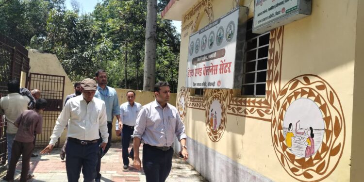 जिलाधिकारी ने हेल्थ एंड वैलनेस सेंटर का किया निरीक्षण, बेहतर स्वास्थ्य सेवाओं पर दिया जोर