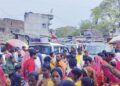 दरभंगा : बाबा कुशेश्वरनाथ मंदिर में उमड़ी श्रद्धालुओं की भीड़, जाम और गर्मी से बढ़ी परेशानी।