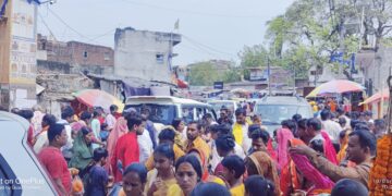 दरभंगा : बाबा कुशेश्वरनाथ मंदिर में उमड़ी श्रद्धालुओं की भीड़, जाम और गर्मी से बढ़ी परेशानी।