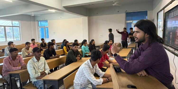 फारबिसगंज (अररिया ) : रूंगटा इंस्टीट्यूट ऑफ टेक्नोलॉजी एंड मैनेजमेंट में “फ्यूचर रेडी : आर्टिफिशियल इंटेलिजेंस, साइबर सुरक्षा एवं उभरती तकनीकें” विषय पर कार्यशाला आयोजित “सीखते हुए कमाई” (Earn While Learn) की अवधारणा पर विशेष जोर