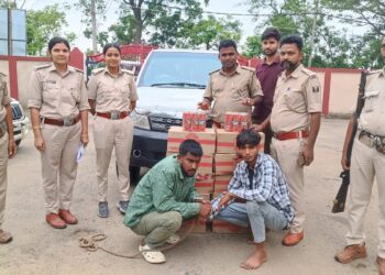 फोरलेन पर उत्पाद विभाग की बड़ी घेराबंदी, सफारी वाहन से 126 लीटर विदेशी बीयर बरामद।