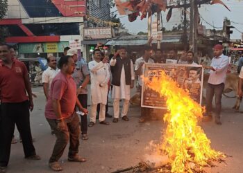 अररिया – सनातन धर्म के समर्थन में विहिप का विशाल आक्रोश मार्च, स्टालिन का पुतला दहन
