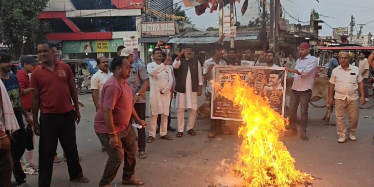 अररिया – सनातन धर्म के समर्थन में विहिप का विशाल आक्रोश मार्च, स्टालिन का पुतला दहन