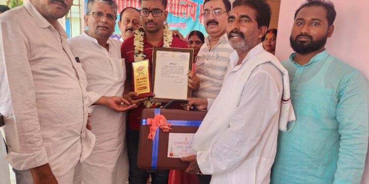 पूर्व शिक्षा मंत्री ने इंटर साइंस के स्टेट टॉपर आदित्य को किया सम्मानित