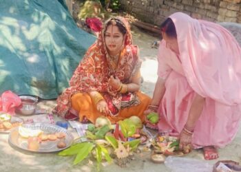 पति की लंबी आयु के लिए सुहागिनों ने की वट बृक्ष की पूजा