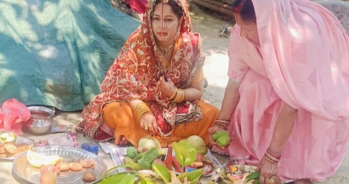 पति की लंबी आयु के लिए सुहागिनों ने की वट बृक्ष की पूजा