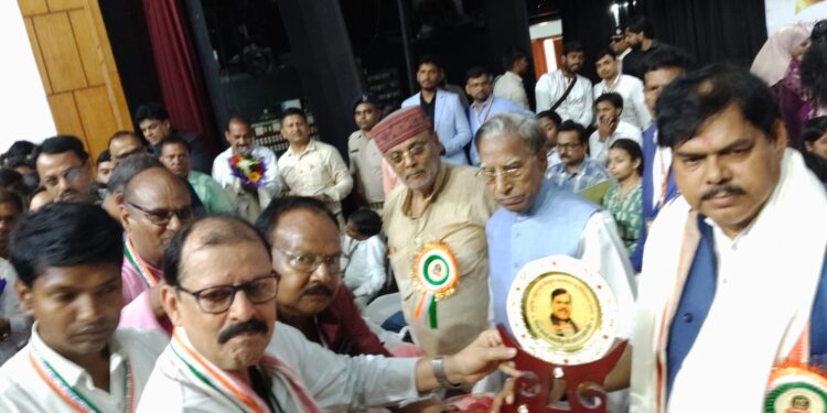प्राइवेट स्कूल एंड चिल्ड्रेन वेलफेयर एसोसिएशन की 15 वीं वर्षगांठ पर जिलाध्यक्ष को किया गया सम्मानित