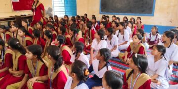 किशनगंज, बिहार -महिला हेल्पलाइन 181, चाइल्ड हेल्पलाइन 1098, आपातकालीन सेवा 112, साइबर क्राइम हेल्पलाइन 1930 एवं वन स्टॉप सेंटर की दी गई कस्तूरबा गांधी बालिका विद्यालय में जानकारी