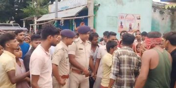 पिकअप वैन और बाइक की जोरदार टक्कर में युवक की मौत, चालक वाहन लेकर फरार।