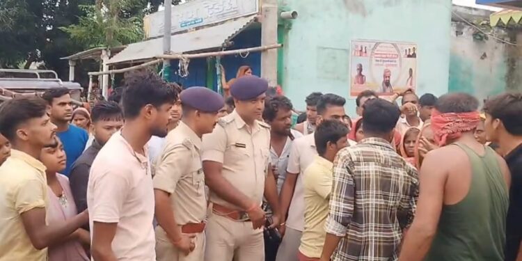 पिकअप वैन और बाइक की जोरदार टक्कर में युवक की मौत, चालक वाहन लेकर फरार।