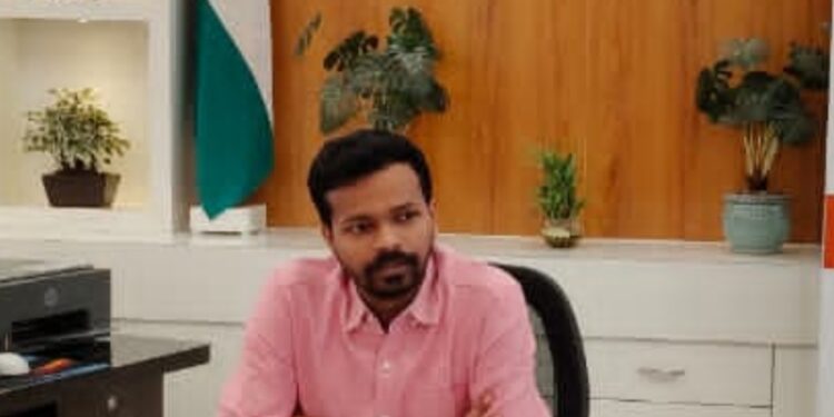 बिहार: किशनगंज में लापरवाही एवं अनधिकृत अनुपस्थिति पर 30 पंचायत सचिव को डीएम ने किया निलंबित