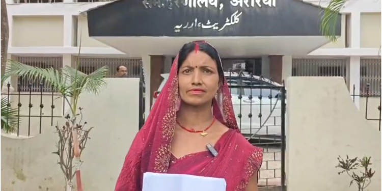 स्कूल शिक्षा समिति चुनाव में दबंगई का आरोप, पीड़ित महिला ने जिला पदाधिकारी से लगाई न्याय की गुहार