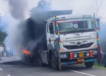 अररिया – चलती डंपर ट्रक में लगी भीषण आग, चालक-खलासी ने कूदकर बचाई जान।