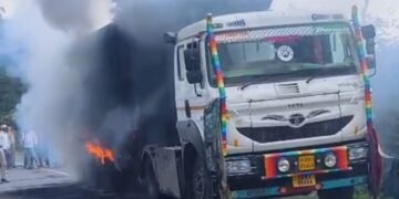 अररिया – चलती डंपर ट्रक में लगी भीषण आग, चालक-खलासी ने कूदकर बचाई जान।